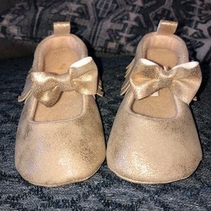 Adorable gold 💛 soft baby shoes